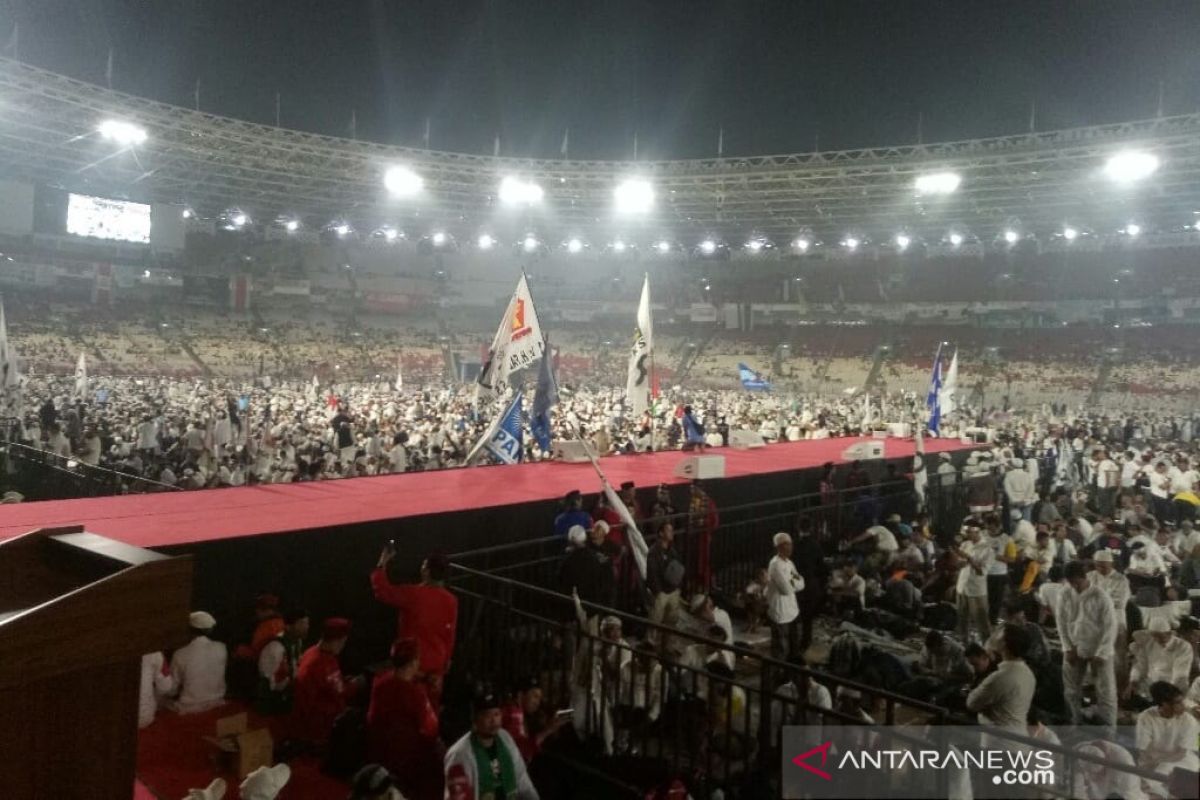 Diawali subuh berjamaah, massa pendukung kampanye akbar Prabowo-Sandi telah padati GBK