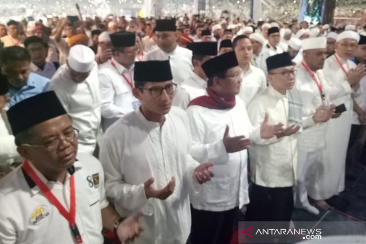 Prabowo-Sandi shalat subuh berjamaah jelang kampanye akbar di Gelora Bung Karno