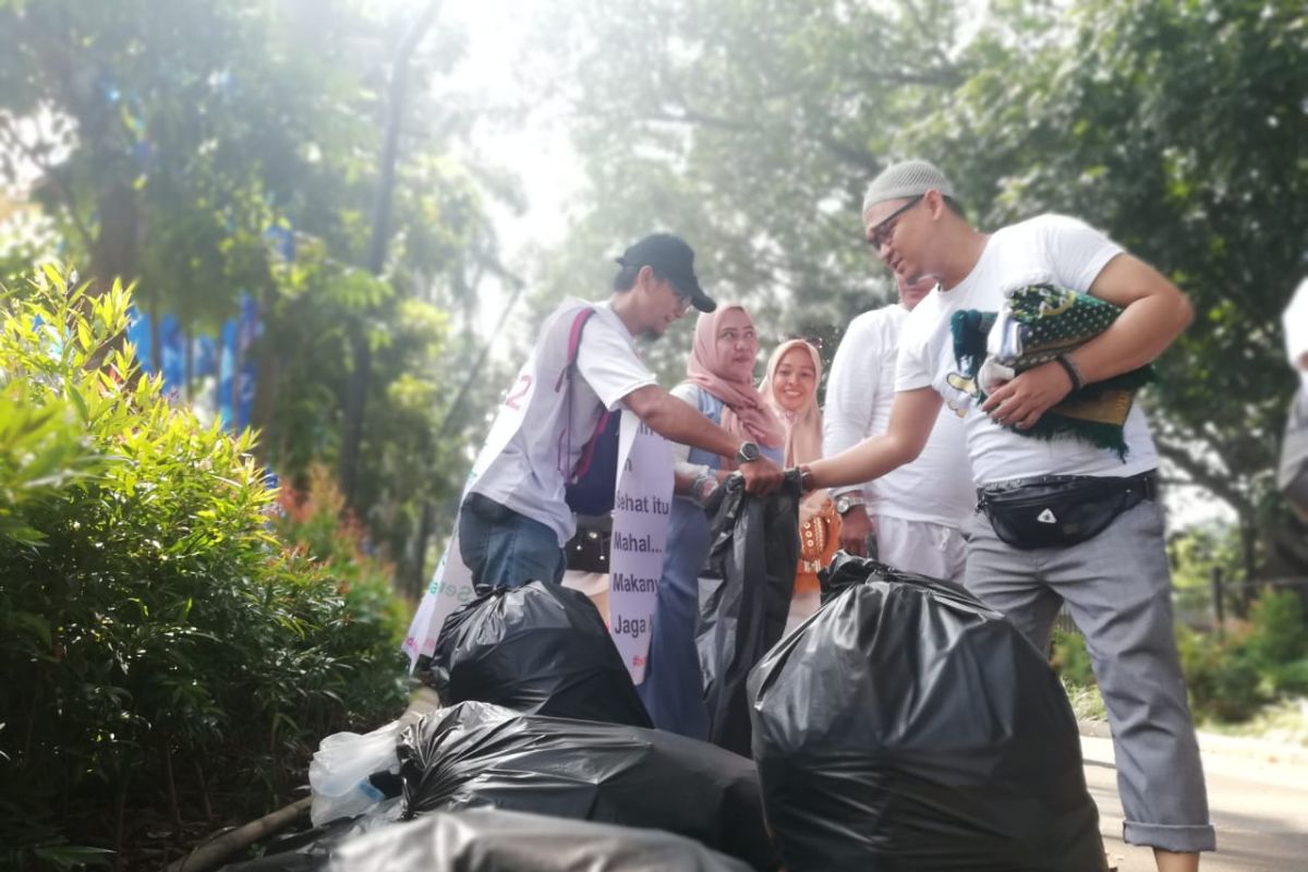 100 relawan diterjunkan pungut sampah kampanye  Prabowo-Sandi