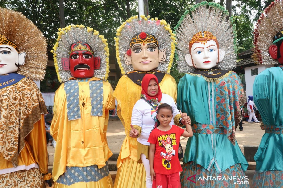 Becak hingga ondel-ondel di Karnaval Indonesia Satu