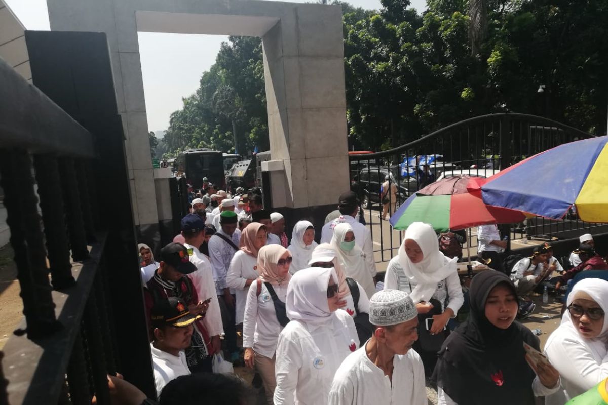 Prabowo-Sandi pair's supporters  leave Gelora Bung Karno Main Stadium