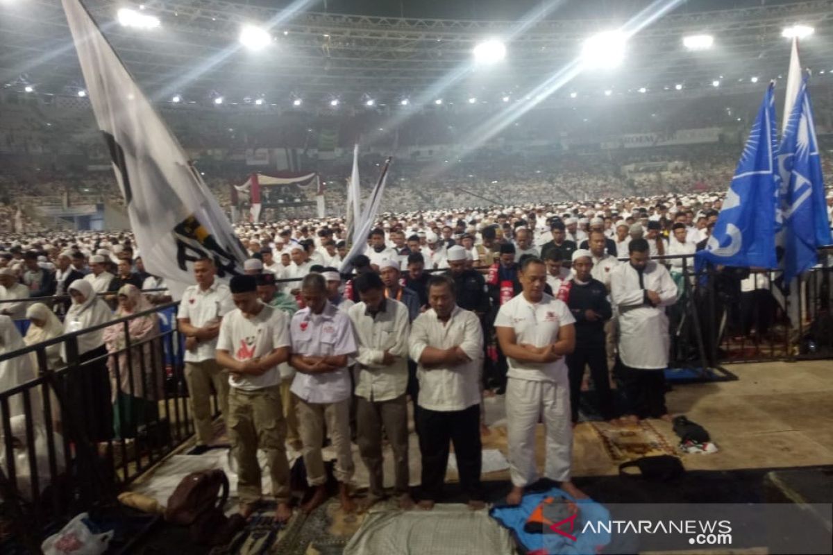 Pendukung Prabowo-Sandi salat tahajud berjamaah di SUGBK