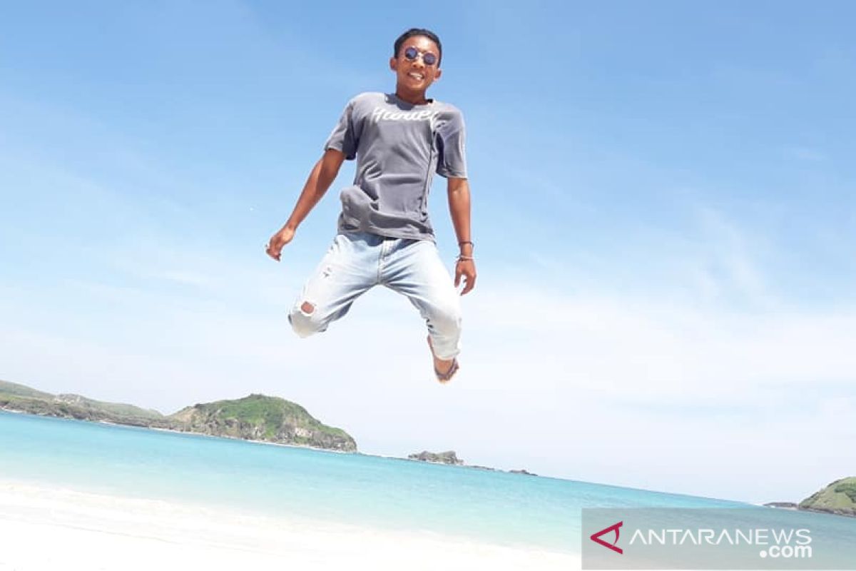 Siapa yang mau difoto bocah "fotografer" di Pantai Tanjung Aan?