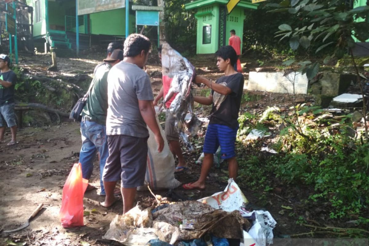 Jasa pramuwisata bersih-bersih pintu gerbang pendakian Gunung Rinjani