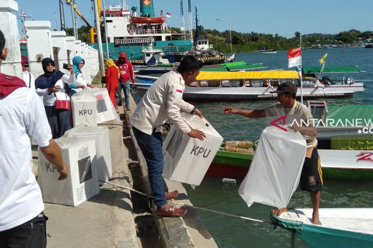 Distribusi logistik ke Ponelo Kepulauan menggunakan tiga perahu rakyat