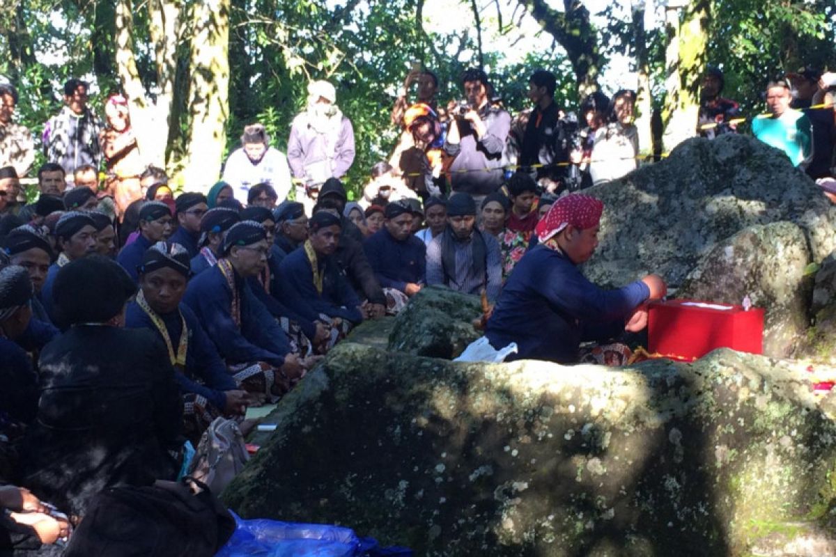 Ratusan masyarakat mengikuti puncak ritual Labuhan Merapi