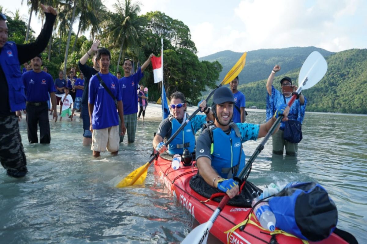 Caleg NasDem kampanyekan bersih laut di Karimunjawa