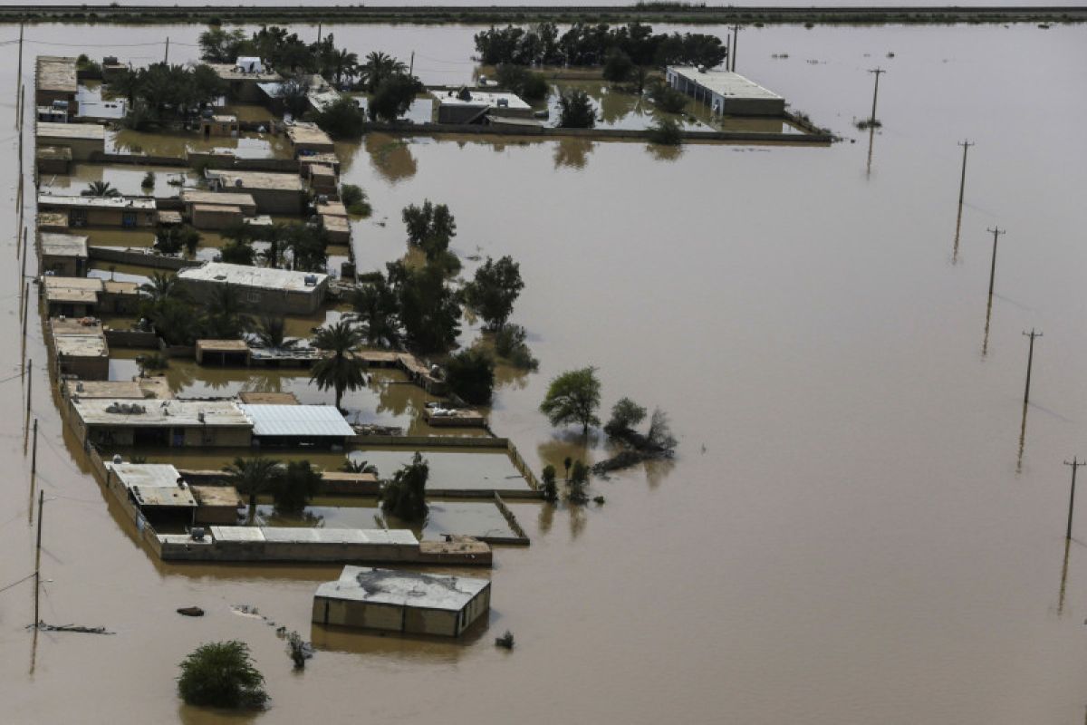 Bagian barat-daya Iran dilanda banjir, pengungsian berlangsung