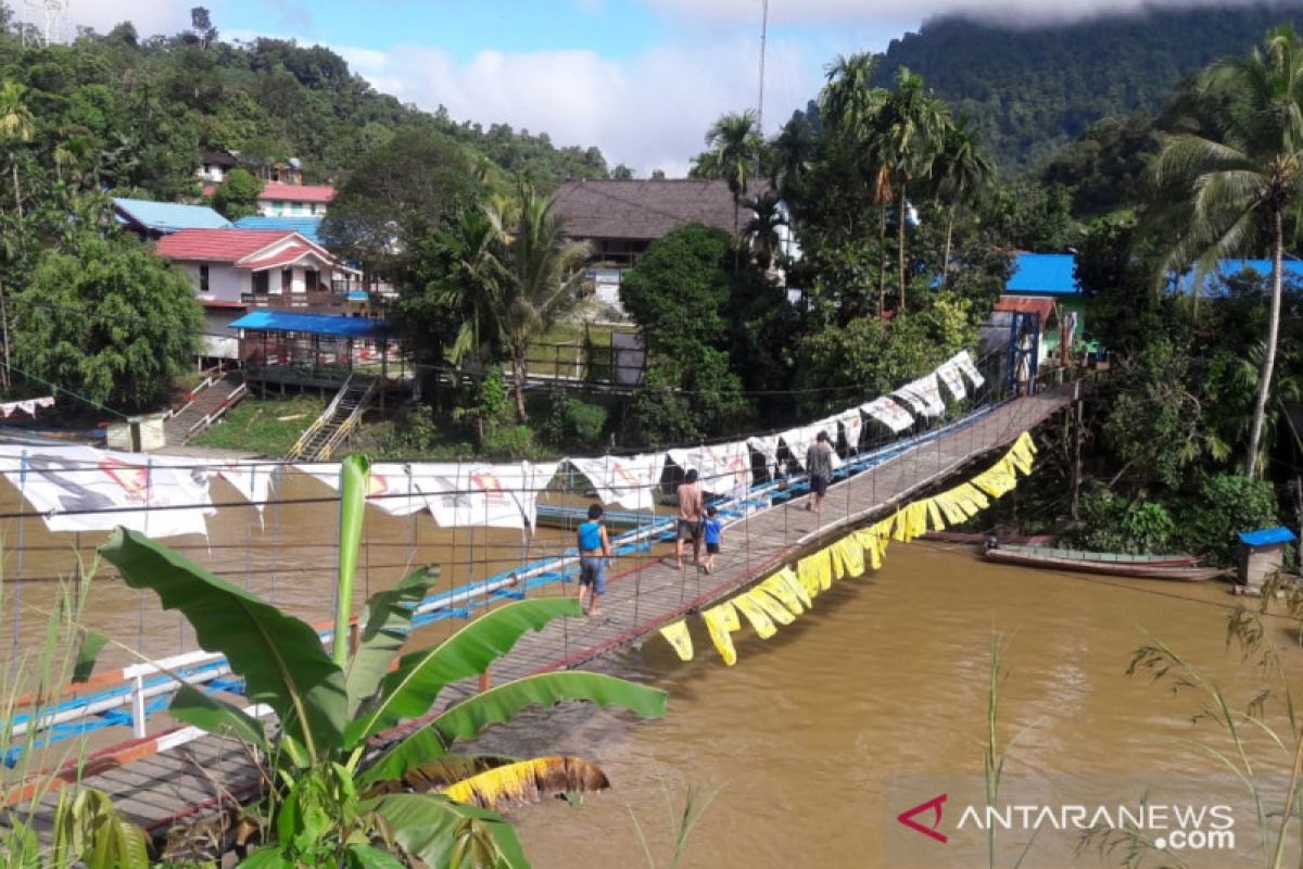 Melawan riam sungai demi pesta demokrasi Indonesia