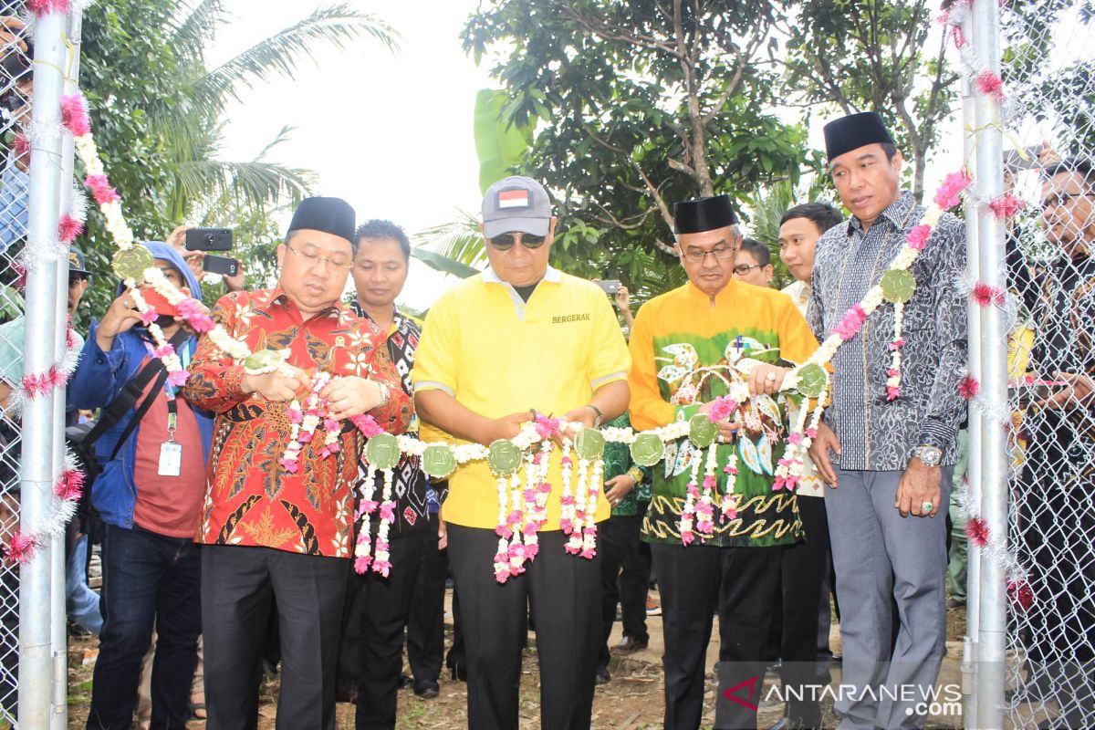 Gubernur dan bupati resmikan tiga fasum di Paramasan