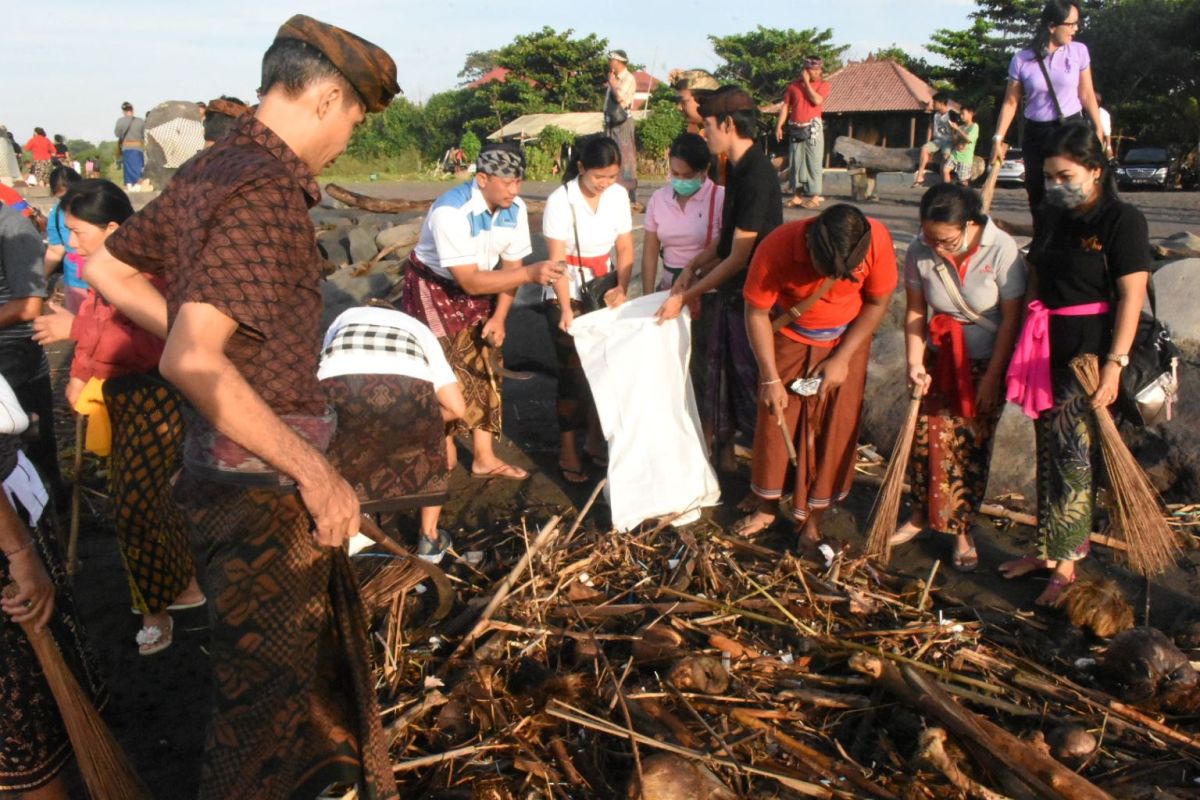 DLHK Denpasar bersihkan pesisir pantai dalam 