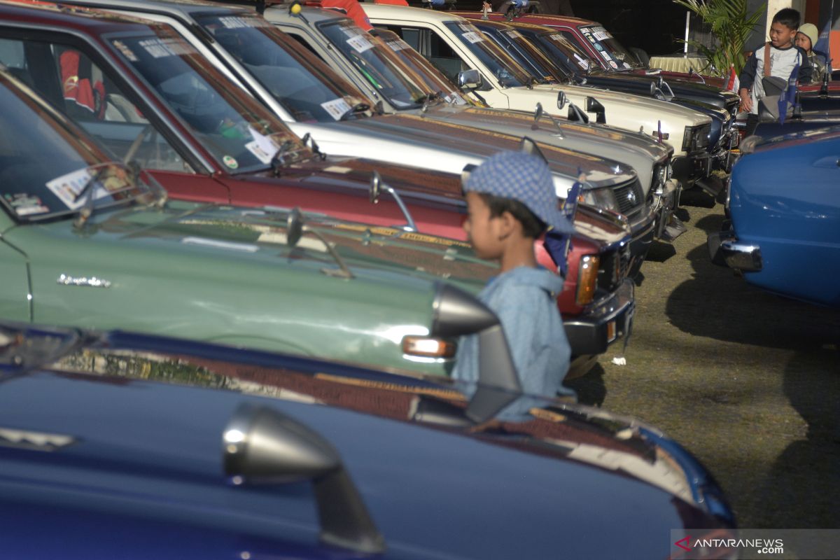 "Touring" ratusan mobil kuno di wisata Danau Buyan