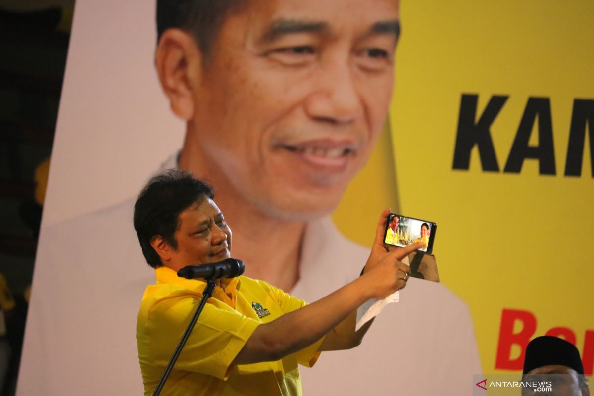 Dinamika politik di tubuh Golkar terjadi karena faktor persaingan internal