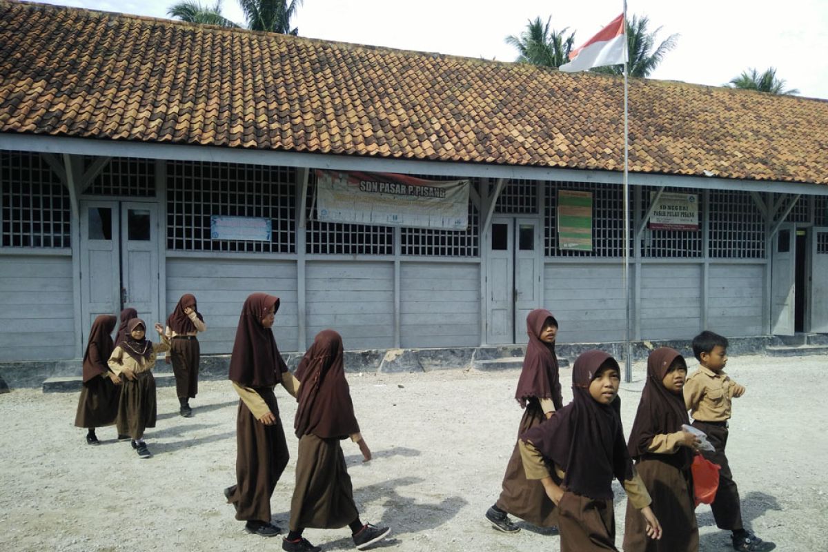 Bangunan sekolah Belanda di pulau Pisang masih berdiri kokoh