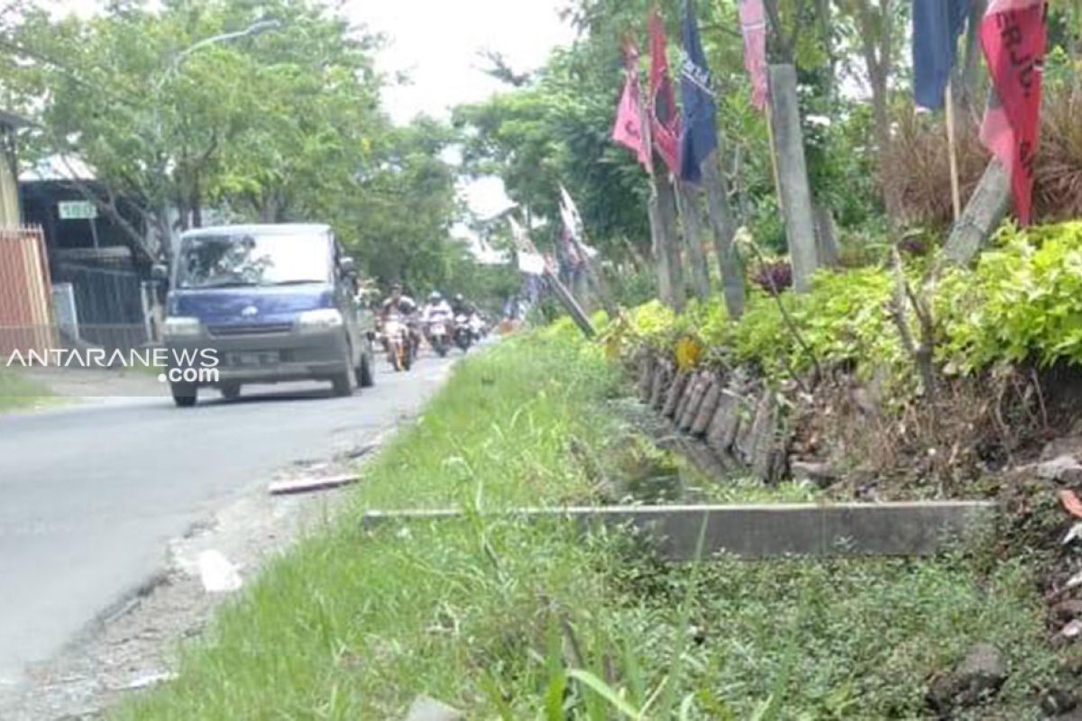 Gorong-gorong taman mini di Jalan Pandugo Surabaya bahayakan pengguna jalan