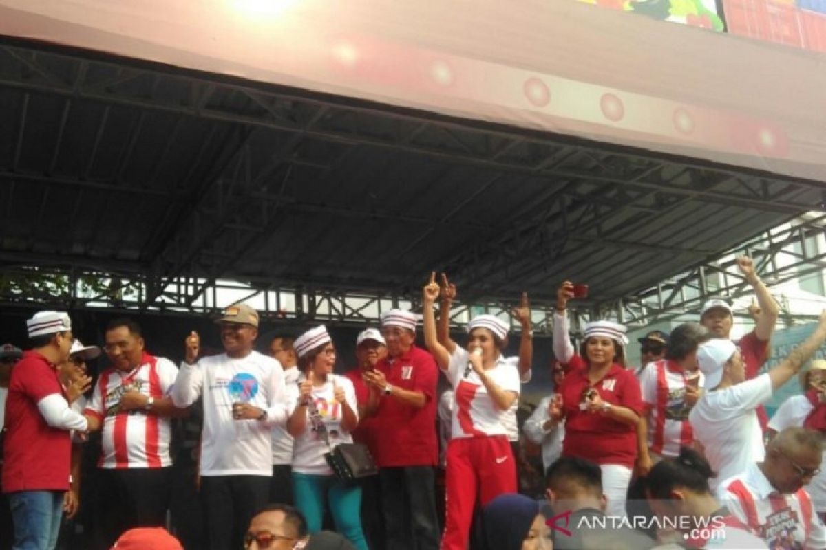 Penyanyi senior Yuni Shara pimpin massa bernyanyi jelang kedatangan Jokowi di KIS