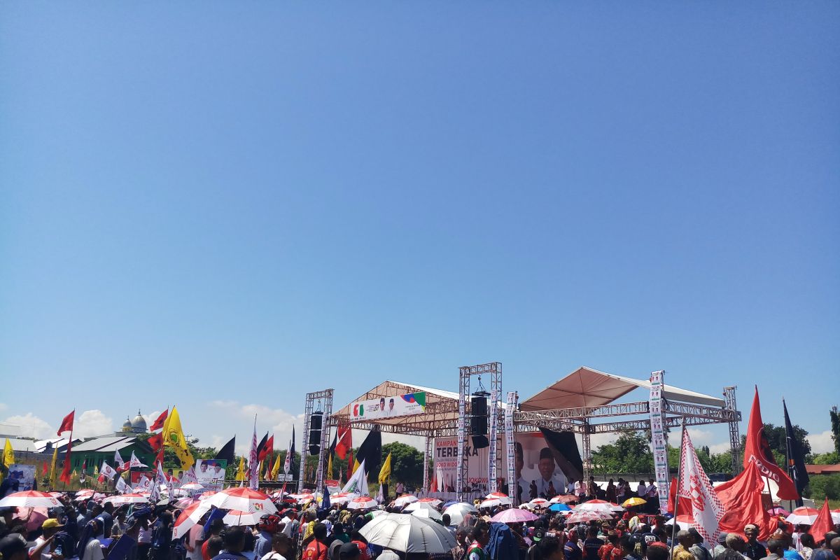 Massa mulai "menyemut" hadiri kampanye akbar Capres Jokowi di Kupang