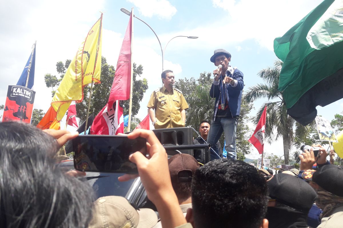 Wagub Temui Ratusan Pendemo Tolak Pabrik Semen