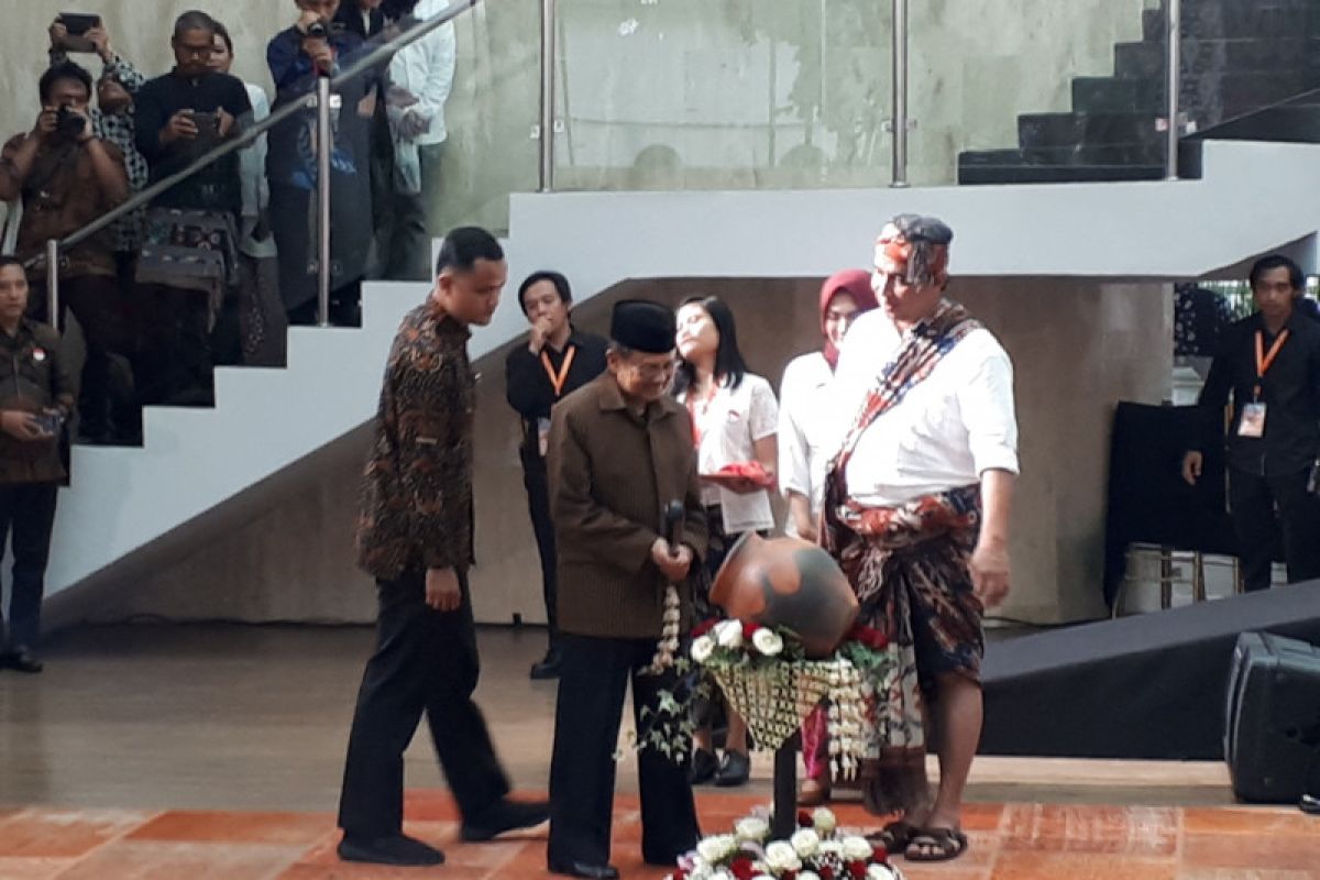 B.J. Habibiemembuka Festival Wastra Nusantara