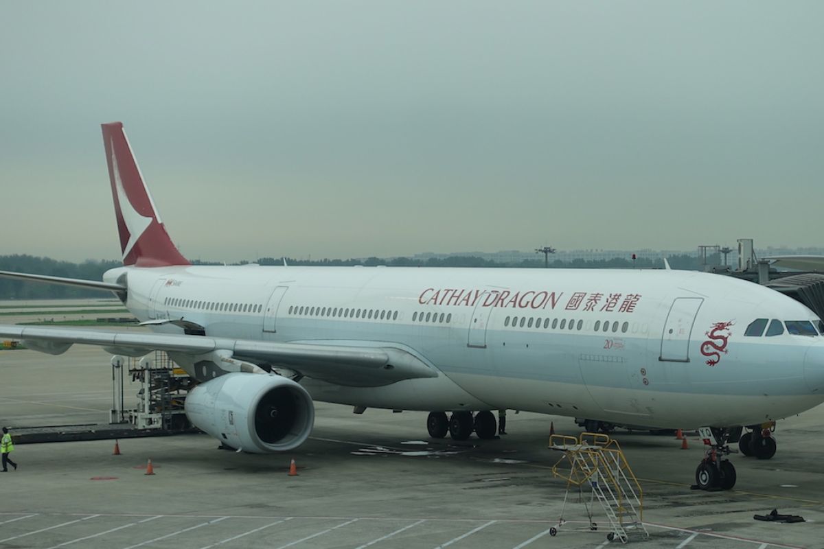 Asap mengepul di mesin, Pesawat Cathay Dragon mendarat darurat