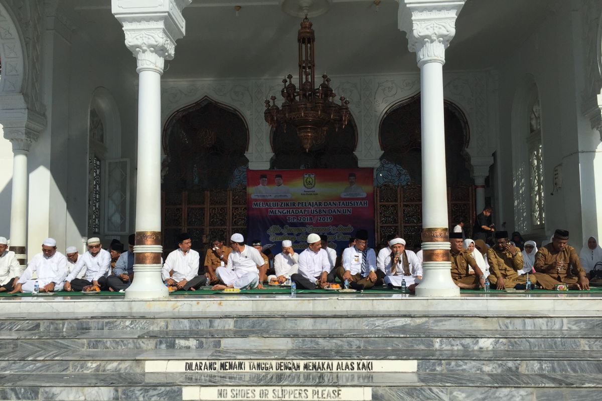 Ribuan siswa  SMP doa bersama jelang USBN dan UN di Masjid Baiturrahman