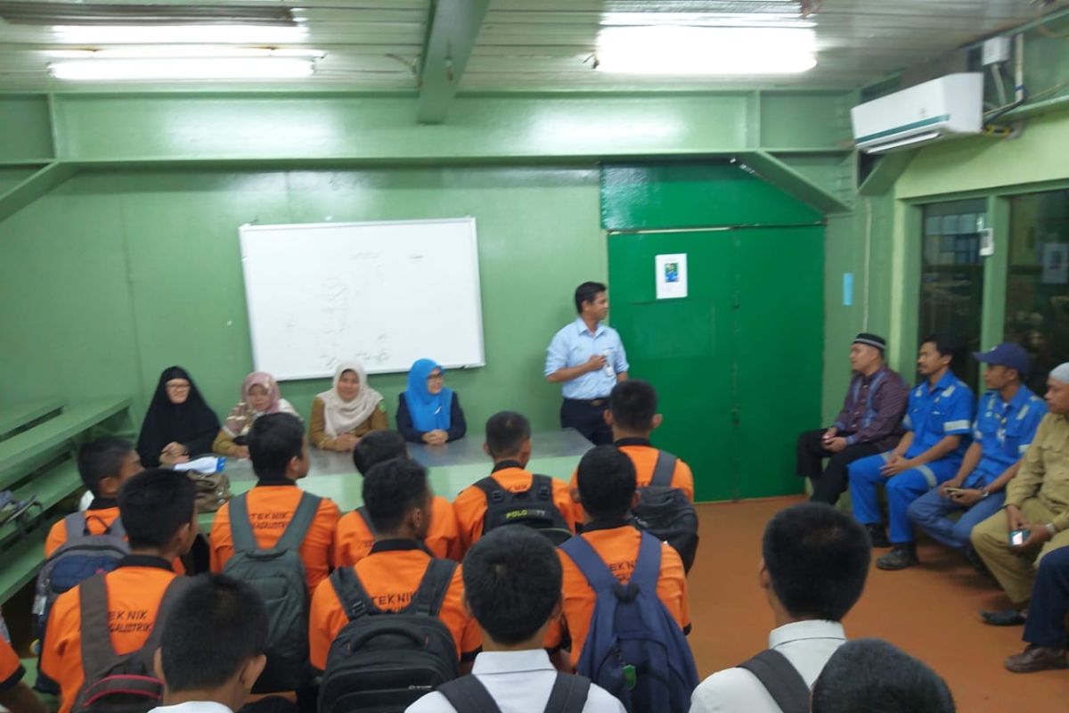 Lulusan SMK cepat bekerja dengan program "pernikahan massal"