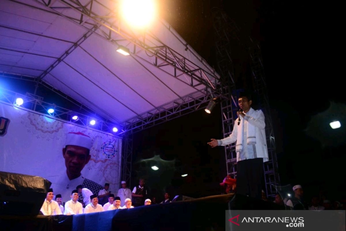 Diguyur hujan, ribuan warga Padangsidimpuan dengarkan ceramah UAS