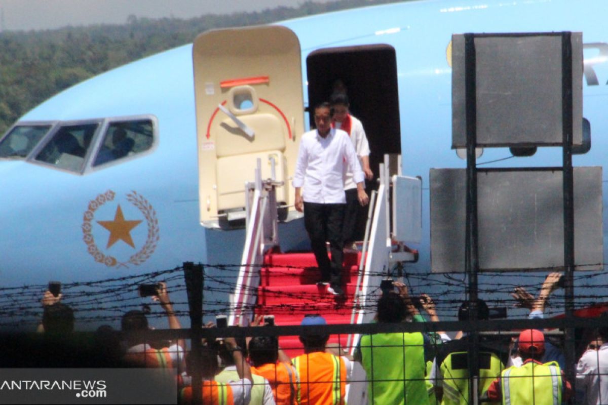 President Jokowi lands in Kupang to conduct open campaign