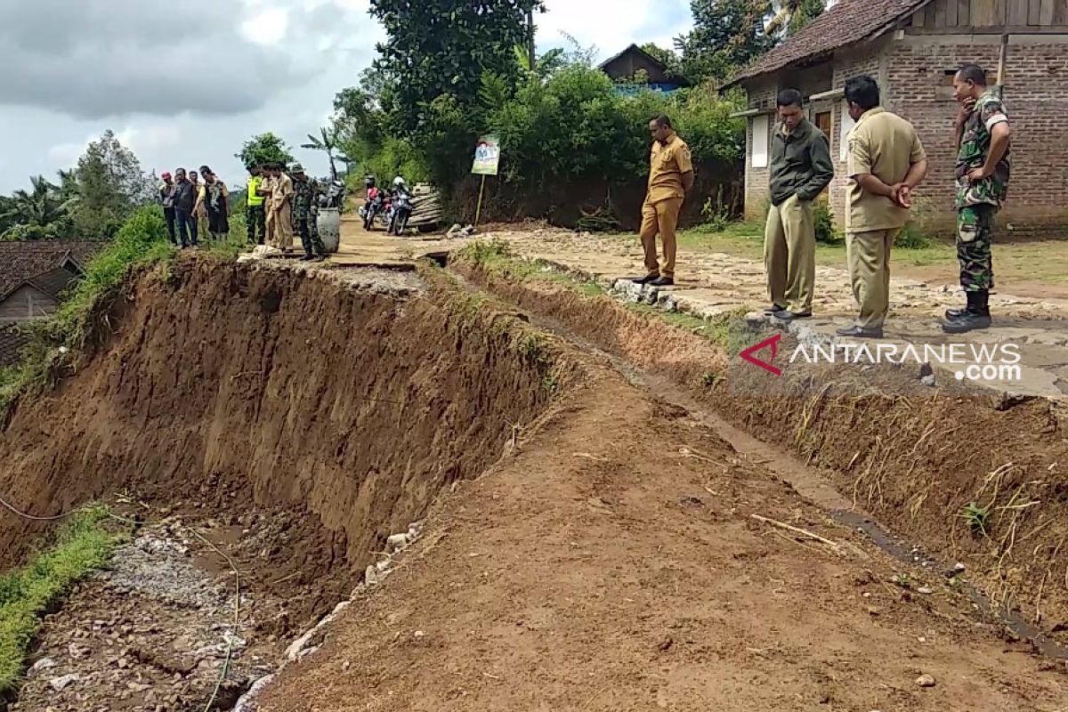 BPBD Tulungagung sebut perbaikan jalan ambrol bisa gunakan dana desa