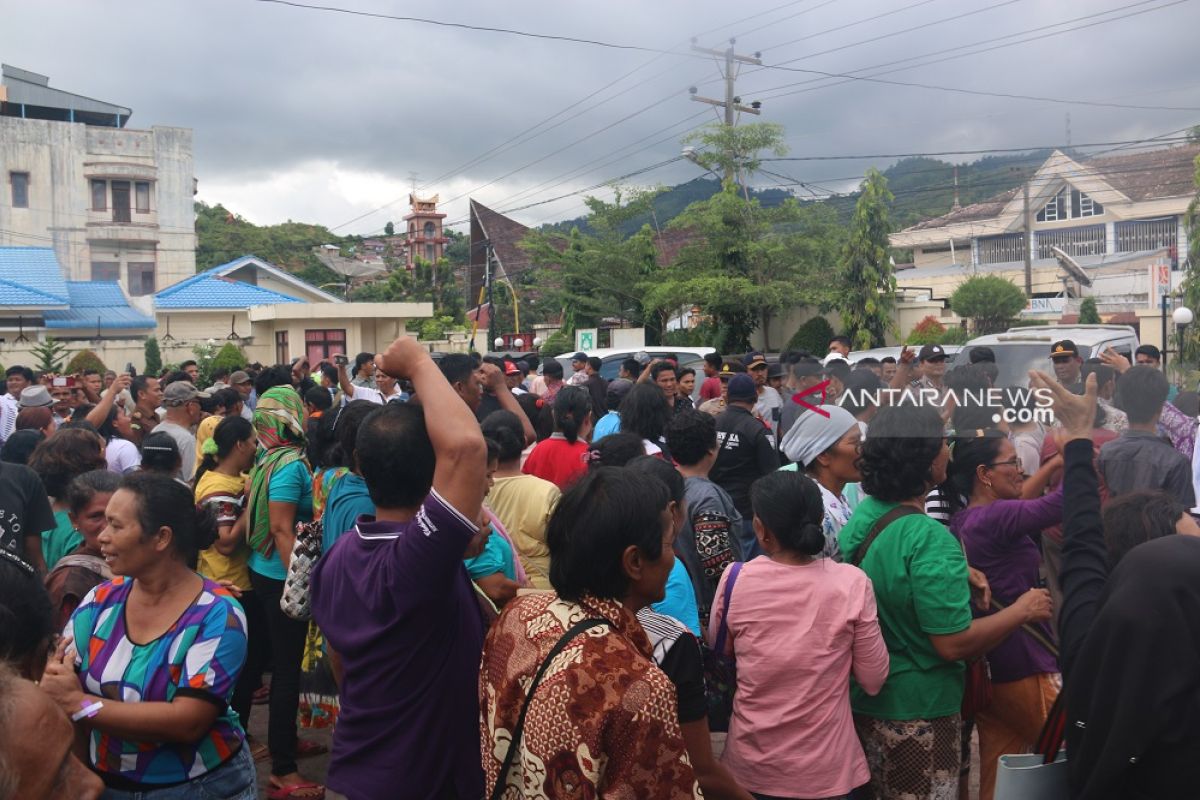 Suasana ricuh di depan kantor PN Sibolga, usai sidang mantan Bupati Tapteng