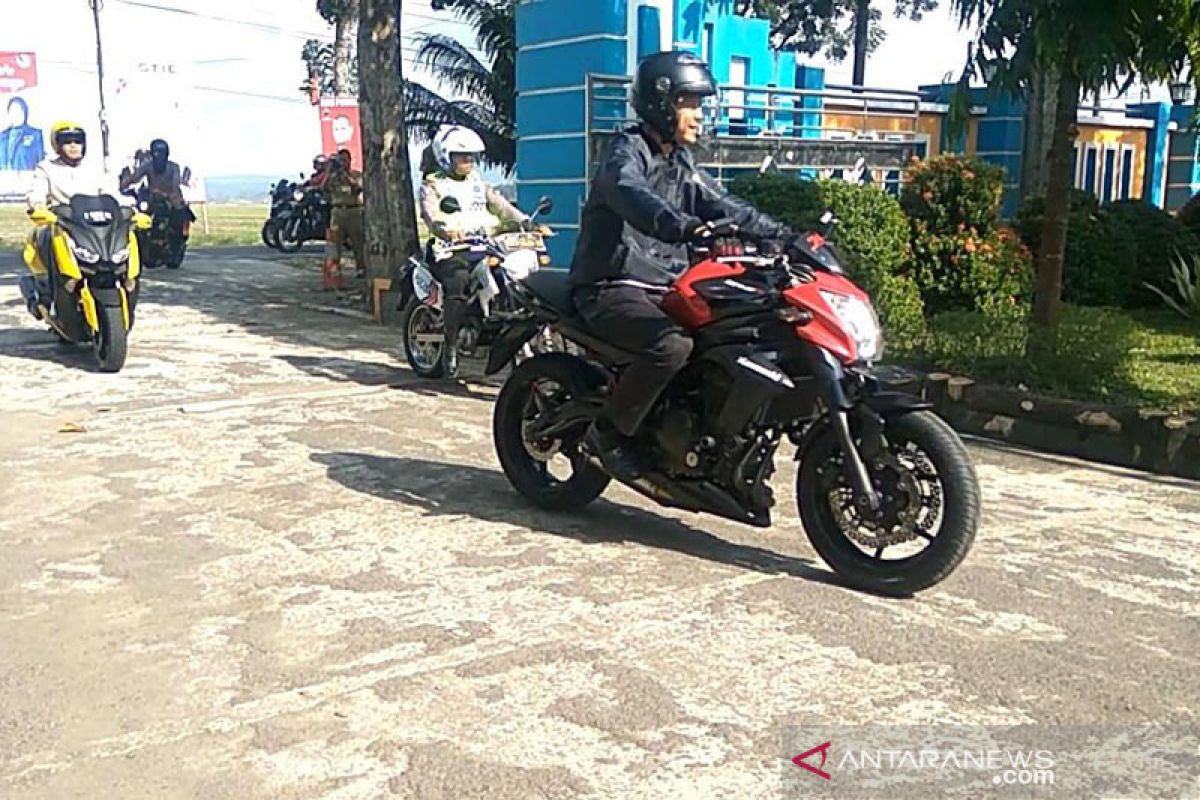 Ganjar kendarai sepeda motor cek UNBK di SMAN 1 Maos (VIDEO)