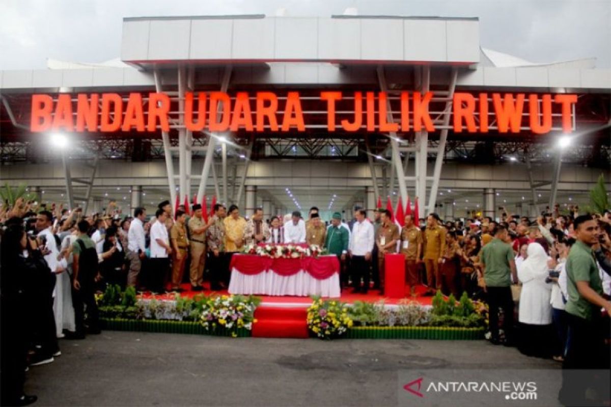 Presiden Jokowi meresmikan terminal baru Bandara Tjilik Riwut