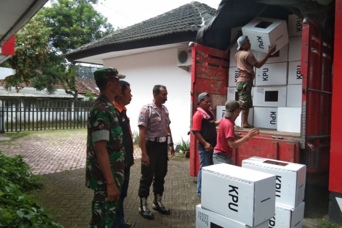 KPU Jember distribusikan logistik pemilu lebih awal ke 24 kecamatan