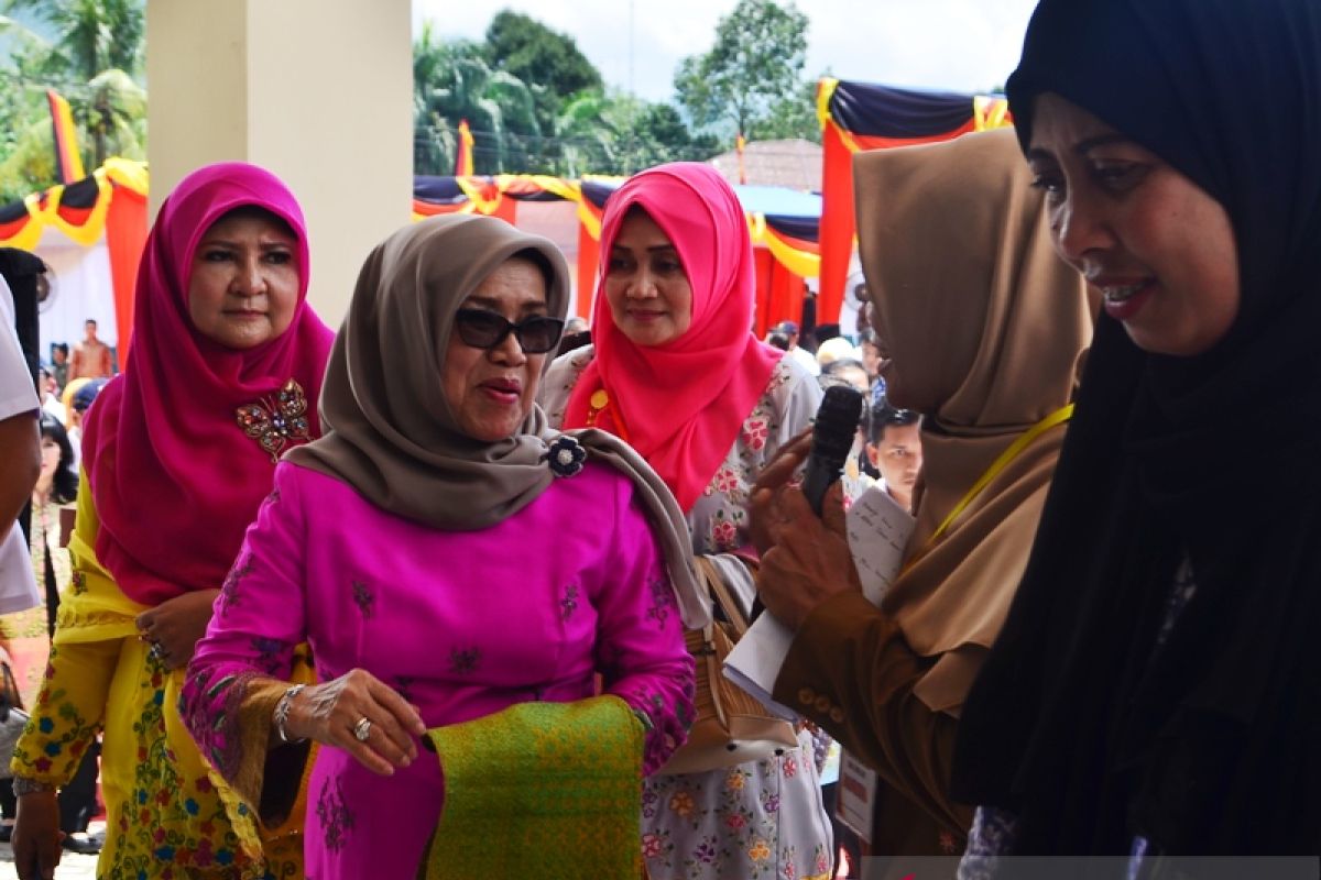 Mufidah Jusuf Kalla dorong lestarikan tenun asli Sumbar