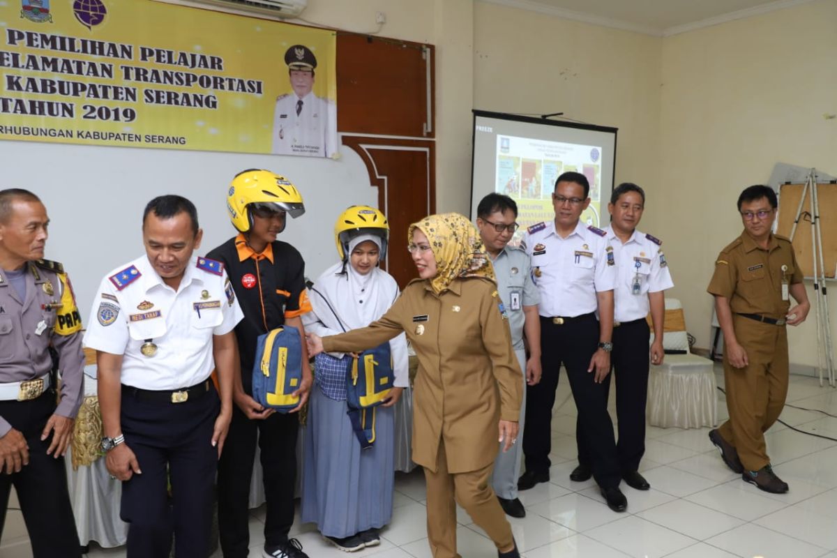 Bupati Serang tegaskan aturan remaja berkendaraan