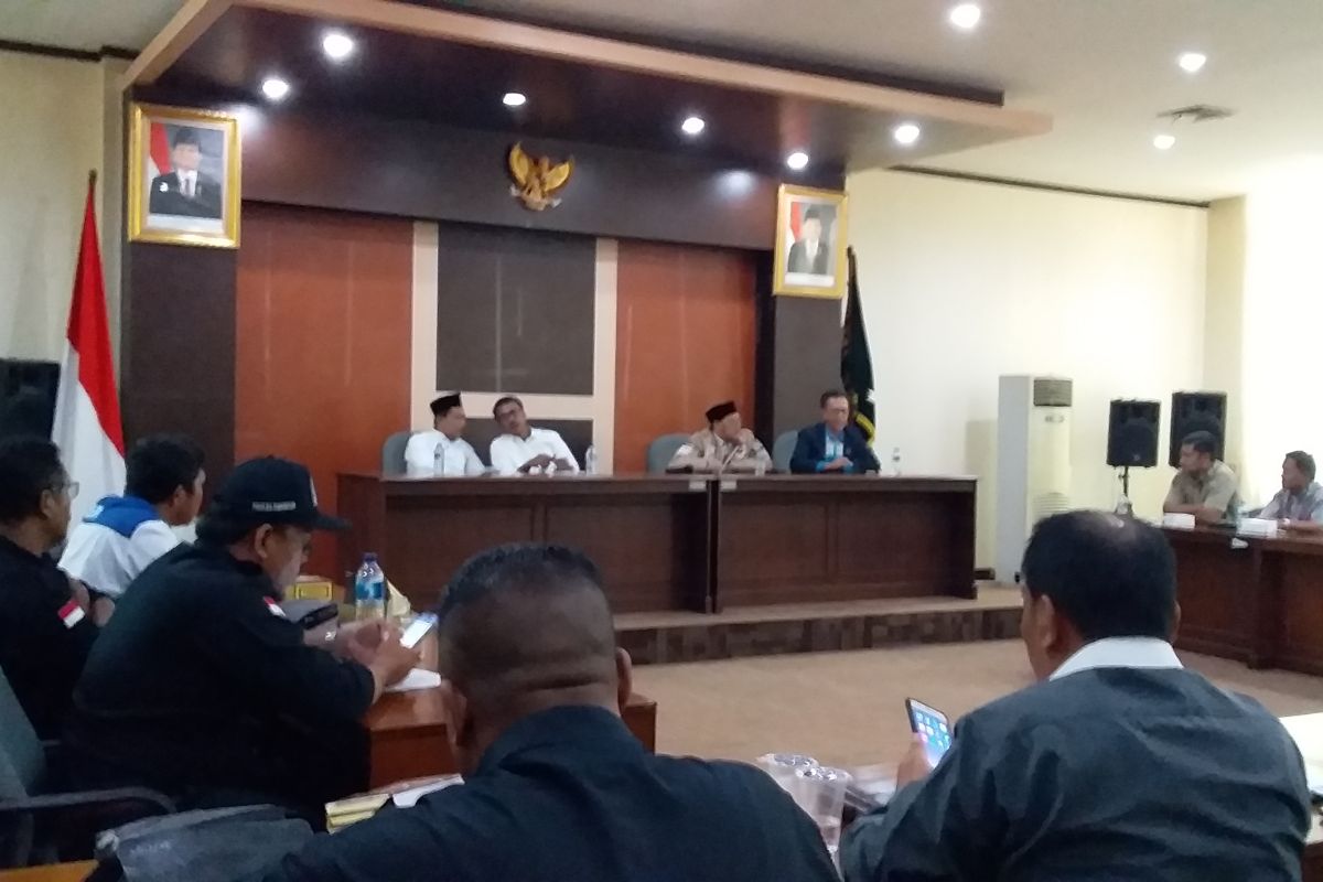 Buruh datangi DPRD Banten laporkan soal UMK dan percaloan