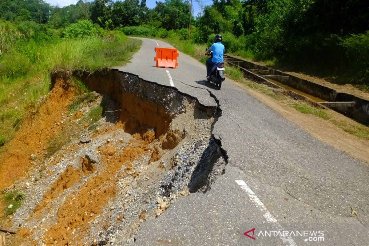 Jalan menuju Kodim Abdya longsor belum diperbaiki