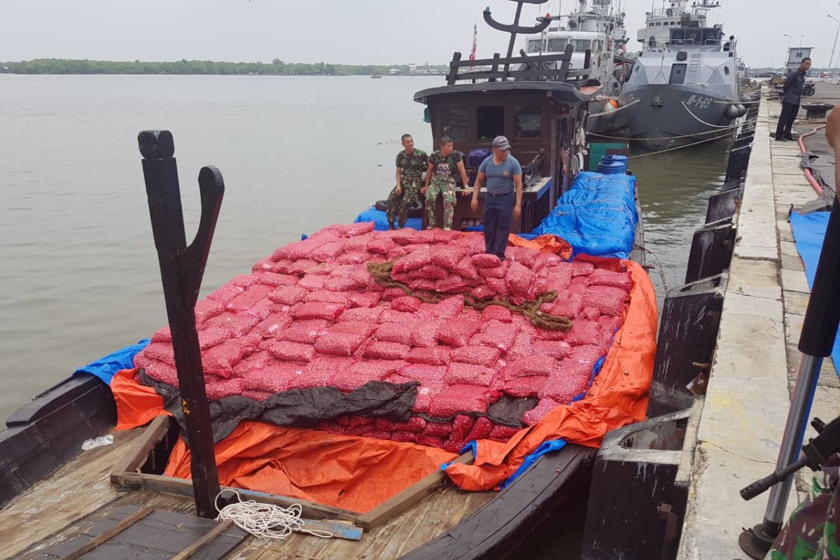 KRI Lepu-861 gagalkan kapal penyelundup bawang merah dari Malaysia