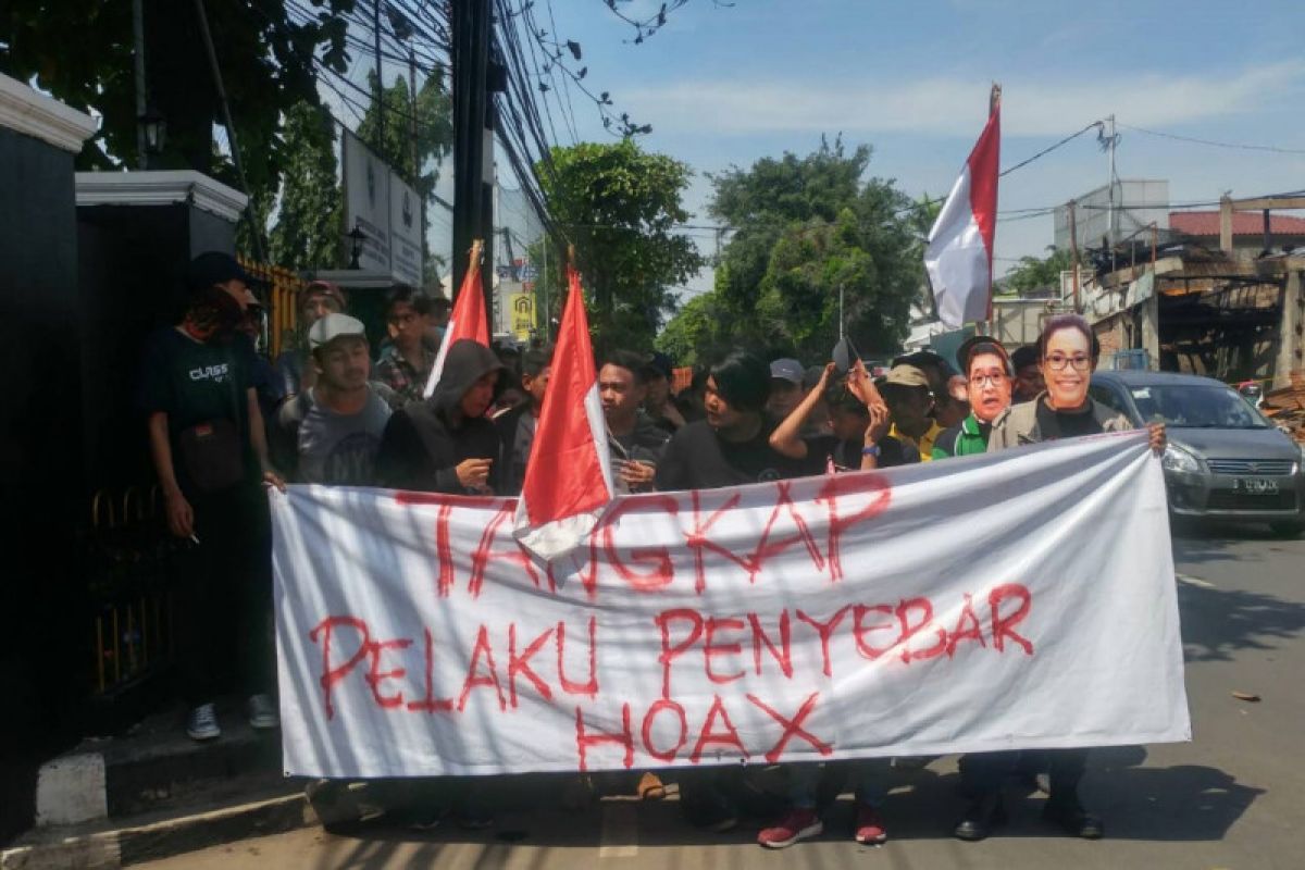 Massa unjuk rasa tuntut Fadli Zon masuk penjara