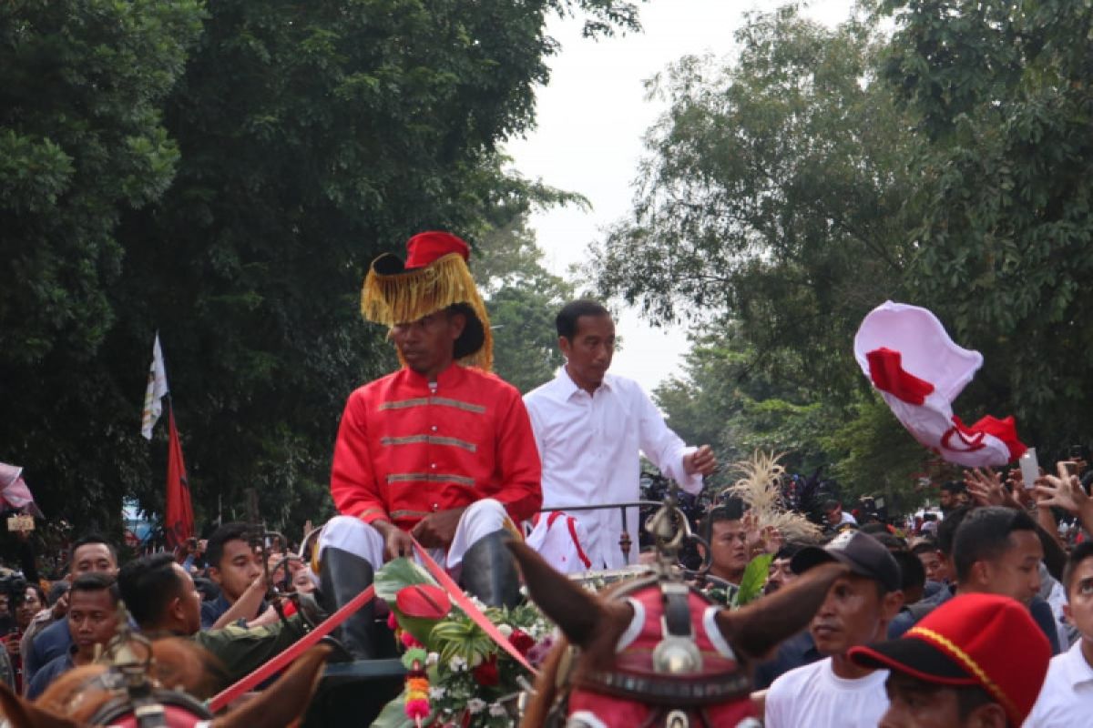 Jokowi naik kereta kencana  kampanye di Solo