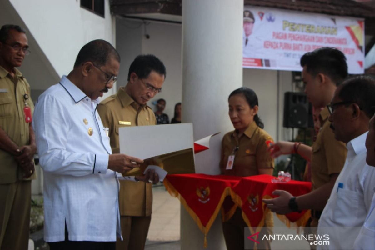 Pemkot Ambon serahkan penghargaan bagi purna bakti