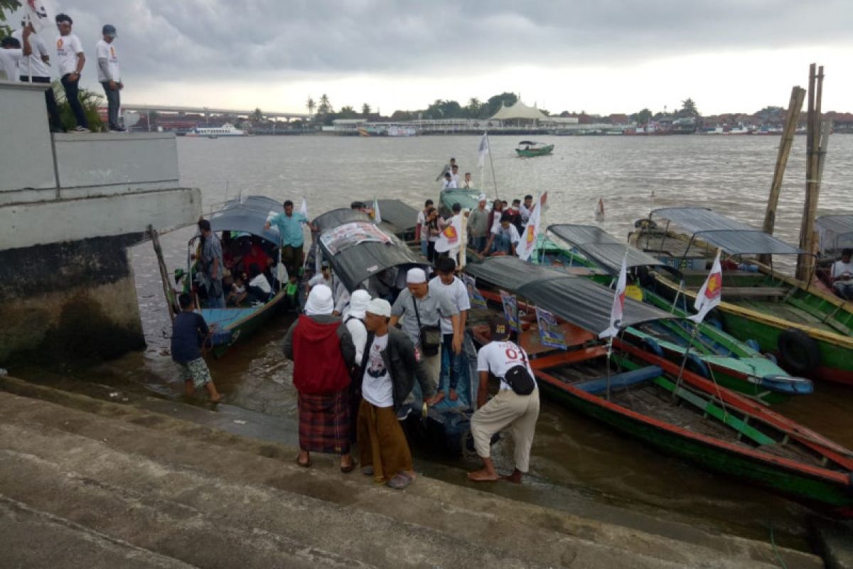 Ribuan peserta kampanye akbar Prabowo datang naik perahu