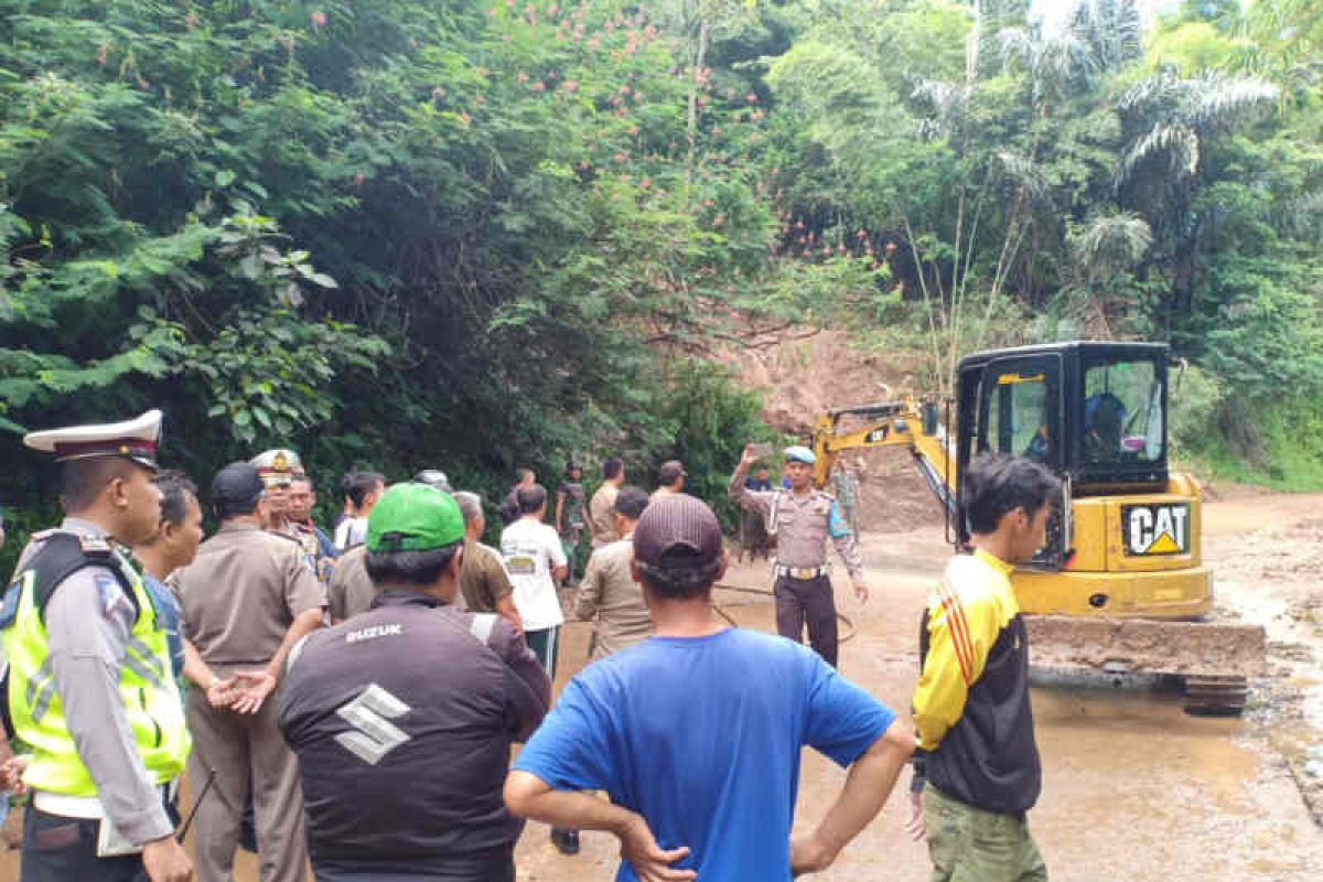 Longsor timbun jalan jalur Majalengka-Kuningan