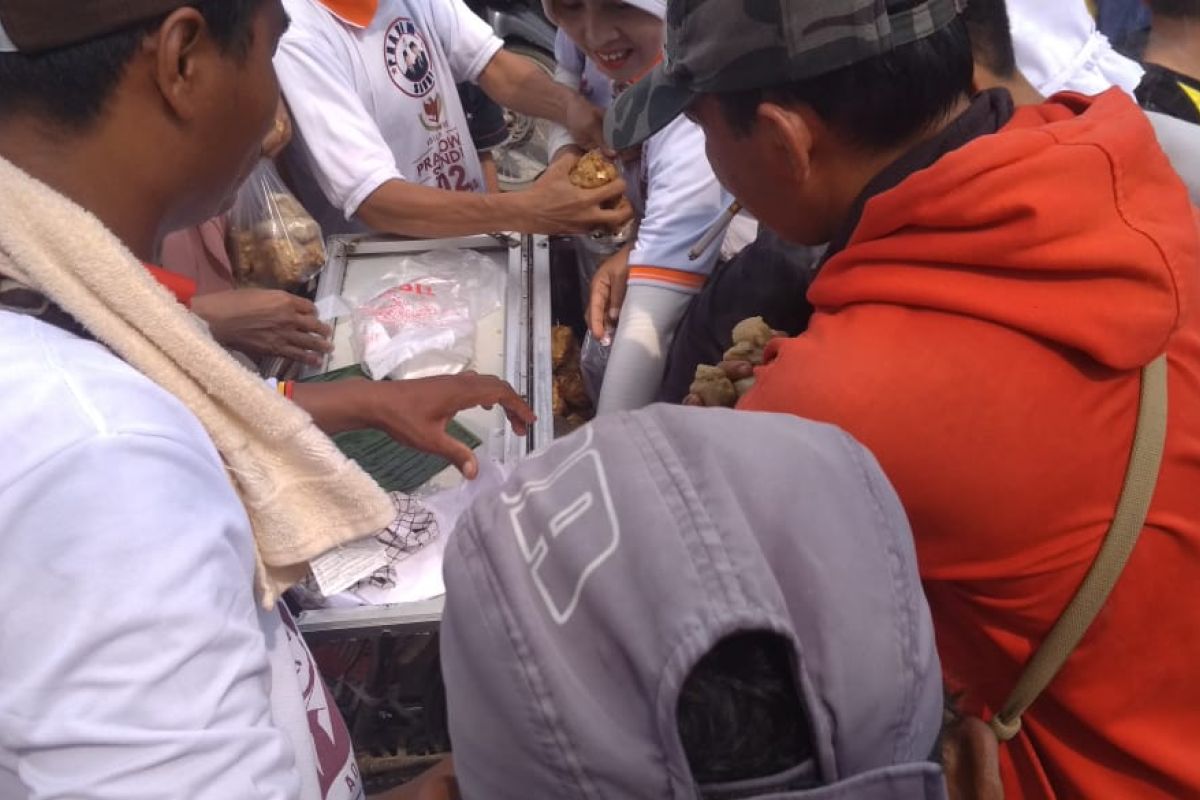 Warga serbu jajanan gratis saat kampanye Akbar Prabowo