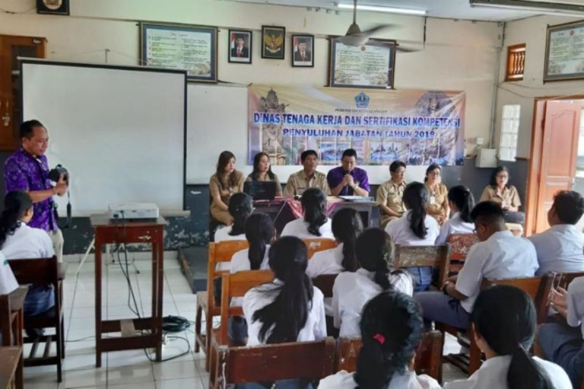 DTKSK Kota Denpasar sosialisasikan perubahan dunia ketenagakerjaan kepada siswa SMA/SMK