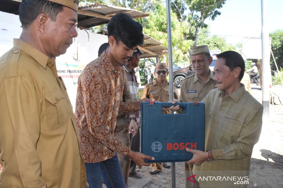 Pemkab Gorontalo Serahkan Bantuan Bagi Anak Putus Sekolah