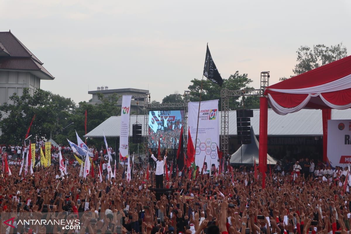 Jokowi mengabsen partai pendukung dan relawan di Solo