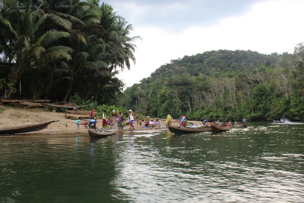 Mengarungi Sungai Sebayang untuk mengantarkan logistik pemilu