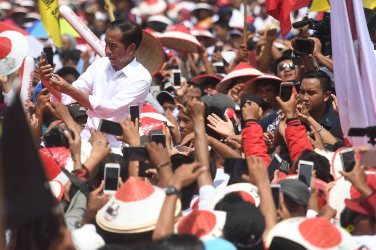 Jokowi rencanakan tiga kartu sakti beredar tahun depan