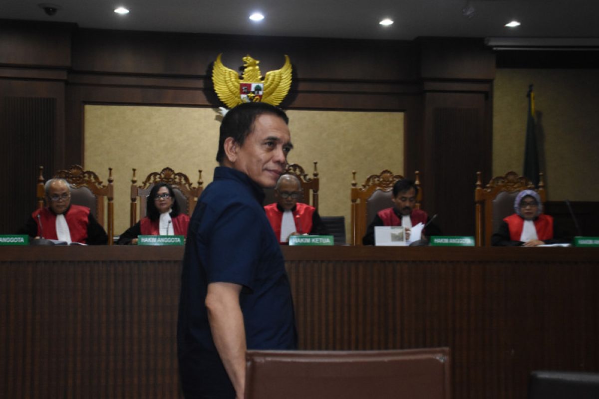 Pengadilan Tinggi perberat vonis Gubernur Aceh Irwandi Yusuf  menjadi 8 tahun penjara